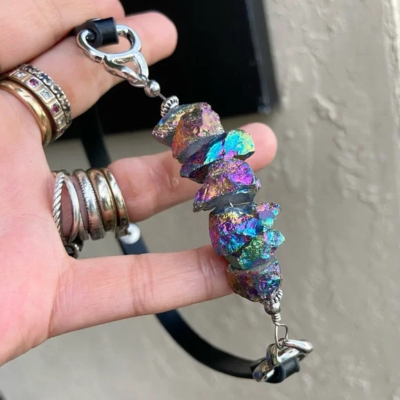 Druzy quartz choker . Rainbow iridescent druzy crystal quartz leather choker - Picture 5 of 12